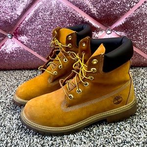 Size 6 tan colored timberland boots still in good condition!
